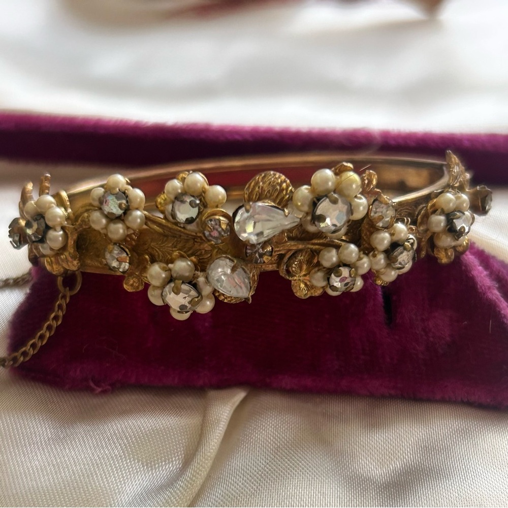 Vintage Miriam Haskell unsigned gold / pearl hinged bangle bracelet